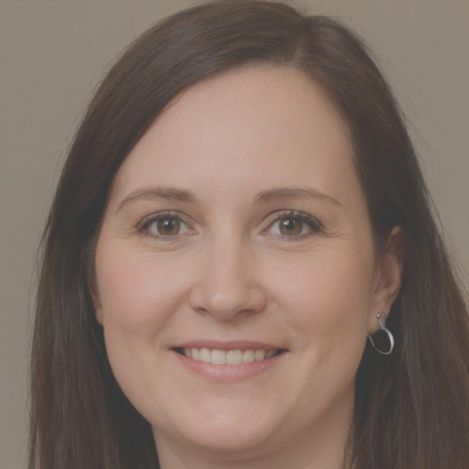 Thảo Linh - Senior Financial Analyst and Lead Instructor